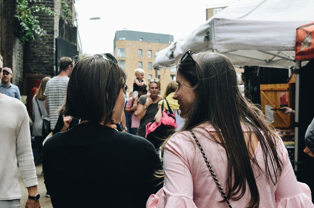 madre e hija de espaldas andando por la calle